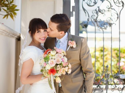 Portrait of young bride and groom. Photo : Jessica Peterson