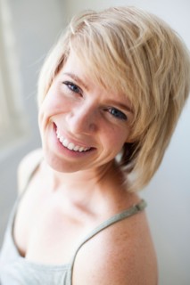 Studio portrait of smiling woman. Photo : Jessica Peterson