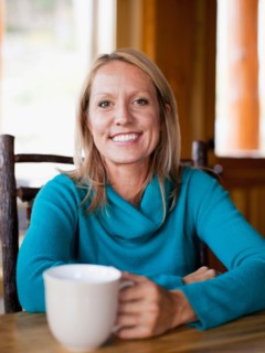Portrait of woman drinking coffee. Photo : Jessica Peterson