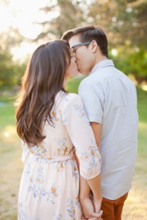 Couple kissing in park. Photo : Jessica Peterson