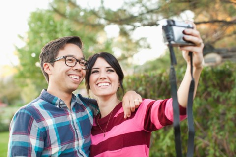 Couple taking self-portrait picture. Photo : Jessica Peterson