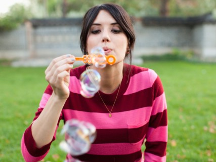Woman blowing bubbles. Photo : Jessica Peterson