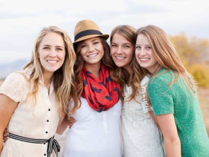 Waist up portrait of four friends. Photo : Jessica Peterson