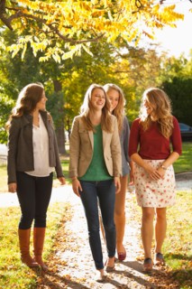 Four friends walking in autumn day. Photo : Jessica Peterson