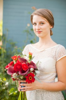 Portrait of bride holding bouquet. Photo : Jessica Peterson