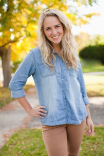 Portrait of young woman with hand on hop. Photo : Jessica Peterson
