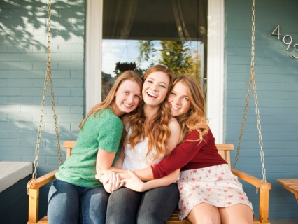 Portrait of three friends on swing. Photo : Jessica Peterson