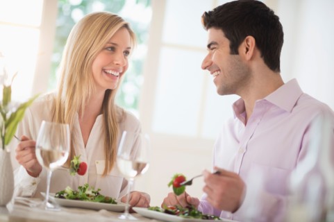 Couple eating dinner in restaurant.