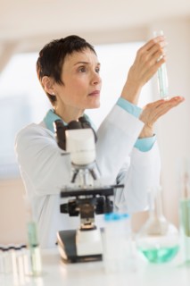 Woman working in laboratory.