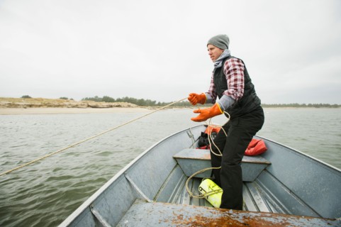 Man pulling net full of crabs