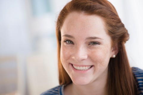 Portrait of smiling teenage girl (14-15)