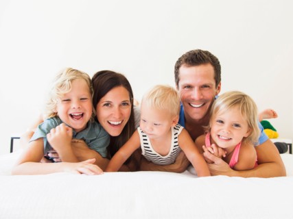 Portrait of family with three kids (6-7, 2-3, 6-11 months)