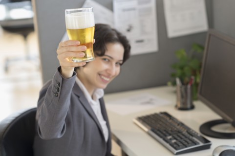 Business woman holding glass of beer.
Photo : Jamie Grill