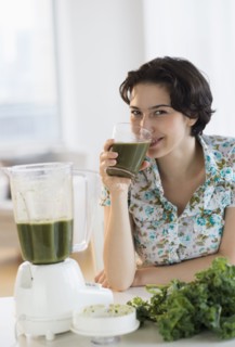 Woman drinking kale juice.
Photo : Jamie Grill