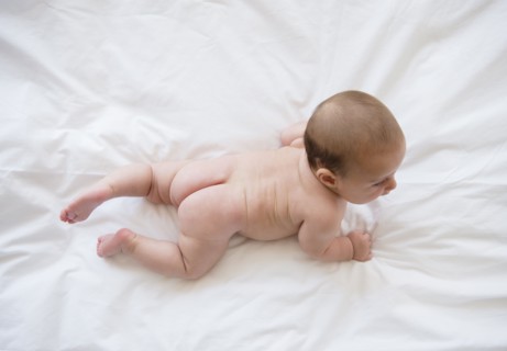 Baby girl (2-5 months) crawling.
Photo : Jamie Grill