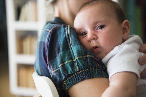 Baby girl (2-5 months) being embraced by mother.
Photo : Jamie Grill