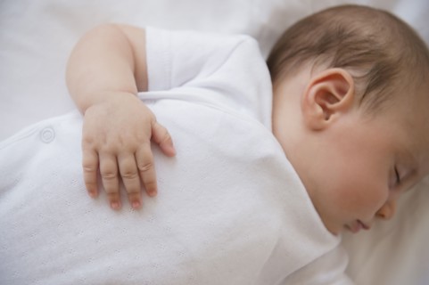 Baby girl (2-5 months) sleeping in bed.
Photo : Jamie Grill