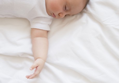 Baby girl (2-5 months) sleeping in bed.
Photo : Jamie Grill