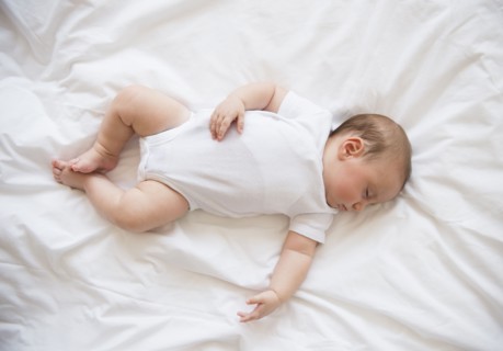Baby girl (2-5 months) sleeping in bed.
Photo : Jamie Grill