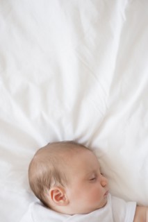 Baby girl (2-5 months) sleeping in bed.
Photo : Jamie Grill