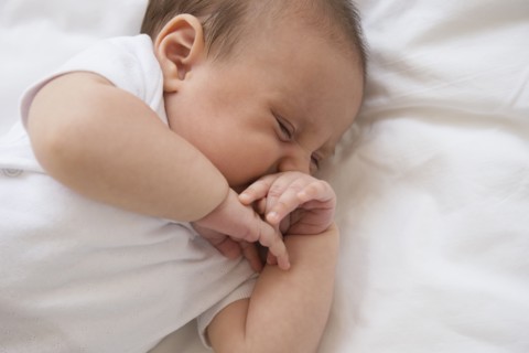 Baby girl (2-5 months) sleeping in bed.
Photo : Jamie Grill