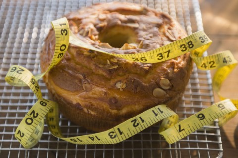 Studio Shot of bundt cake and tape measure.
Photo : Jamie Grill