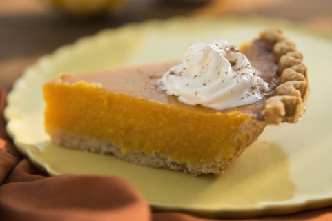 Slice of homemade pumping pie on plate.
Photo : Jamie Grill