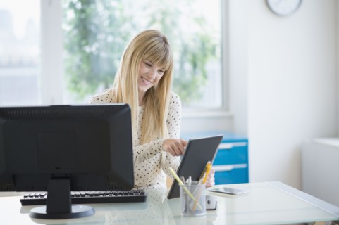Female designer working in office.
Photo : Jamie Grill