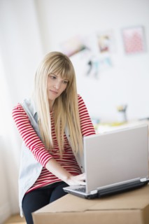 Woman using laptop.
Photo : Jamie Grill