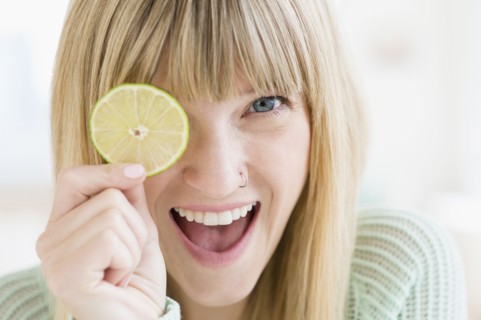 Portrait of woman holding slice of lime.
Photo : Jamie Grill