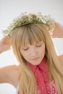 Portrait of woman wearing flower wreath.
Photo : Jamie Grill