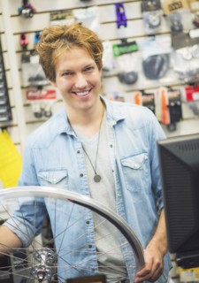 Portrait of bike shop assistant.
Photo : Daniel Grill