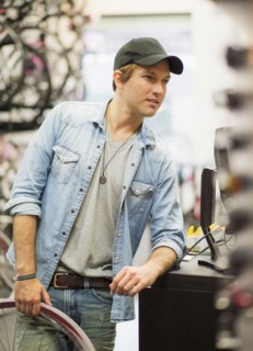 Man in bike shop.
Photo : Daniel Grill