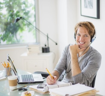 Portrait of man multi-tasking in home office.
Photo : Daniel Grill
