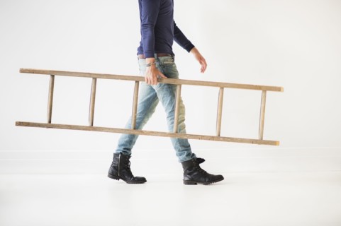 Low section of man carrying ladder.
Photo : Daniel Grill