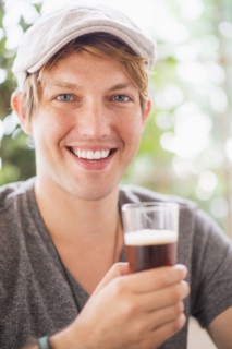 Portrait of man holding glass of beer.
Photo : Daniel Grill