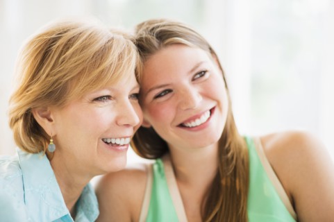 Portrait of mother and adult daughter.
Photo : Daniel Grill