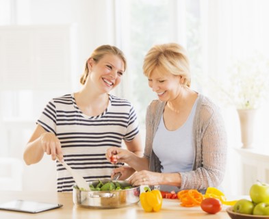 Mother and adult daughter cooking together.
Photo : Daniel Grill
