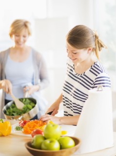 Mother and adult daughter cooking together.
Photo : Daniel Grill