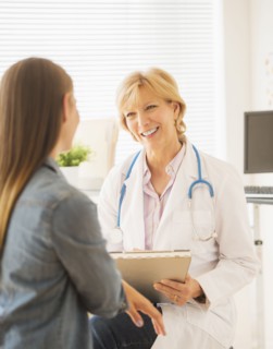Doctor and patient talking.
Photo : Daniel Grill