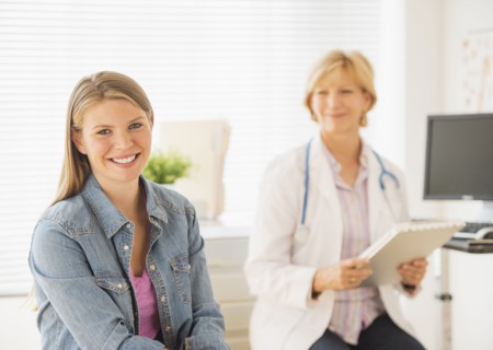 Portrait of young woman visiting doctor.
Photo : Daniel Grill