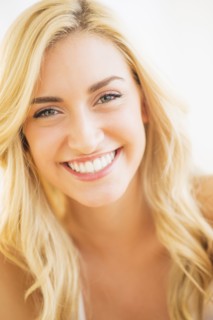 Portrait of teenage girl (16-17) smiling.
Photo : Daniel Grill