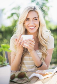 Portrait of teenage girl (16-17) drinking coffee.
Photo : Daniel Grill