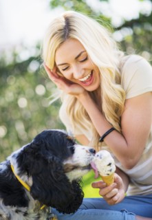 Portrait of teenage girl (16-17) with dog licking ice cream.
Photo : Daniel Grill