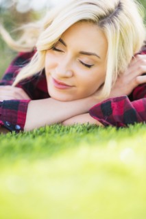 Teenage girl (16-17) sleeping on grass.
Photo : Daniel Grill