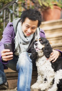 Teenage boy(16-17) taking picture of his dog. USA, New Jersey, Jersey City.
Photo : Daniel Grill