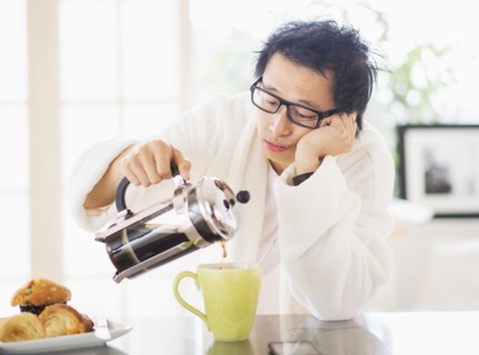 Teenage boy (16-17) eating breakfast.
Photo : Daniel Grill