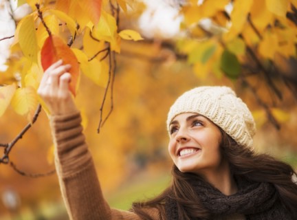 Young woman picking leaves in Central Park. USA, New York State, New York City.
Photo : Daniel