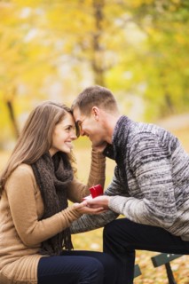 Young man proposing to young woman in Central Park. USA, New York State, New York City.
Photo :