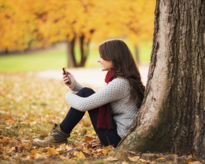 Young woman using cell phone in Central Park. USA, New York State, New York City.
Photo : Daniel